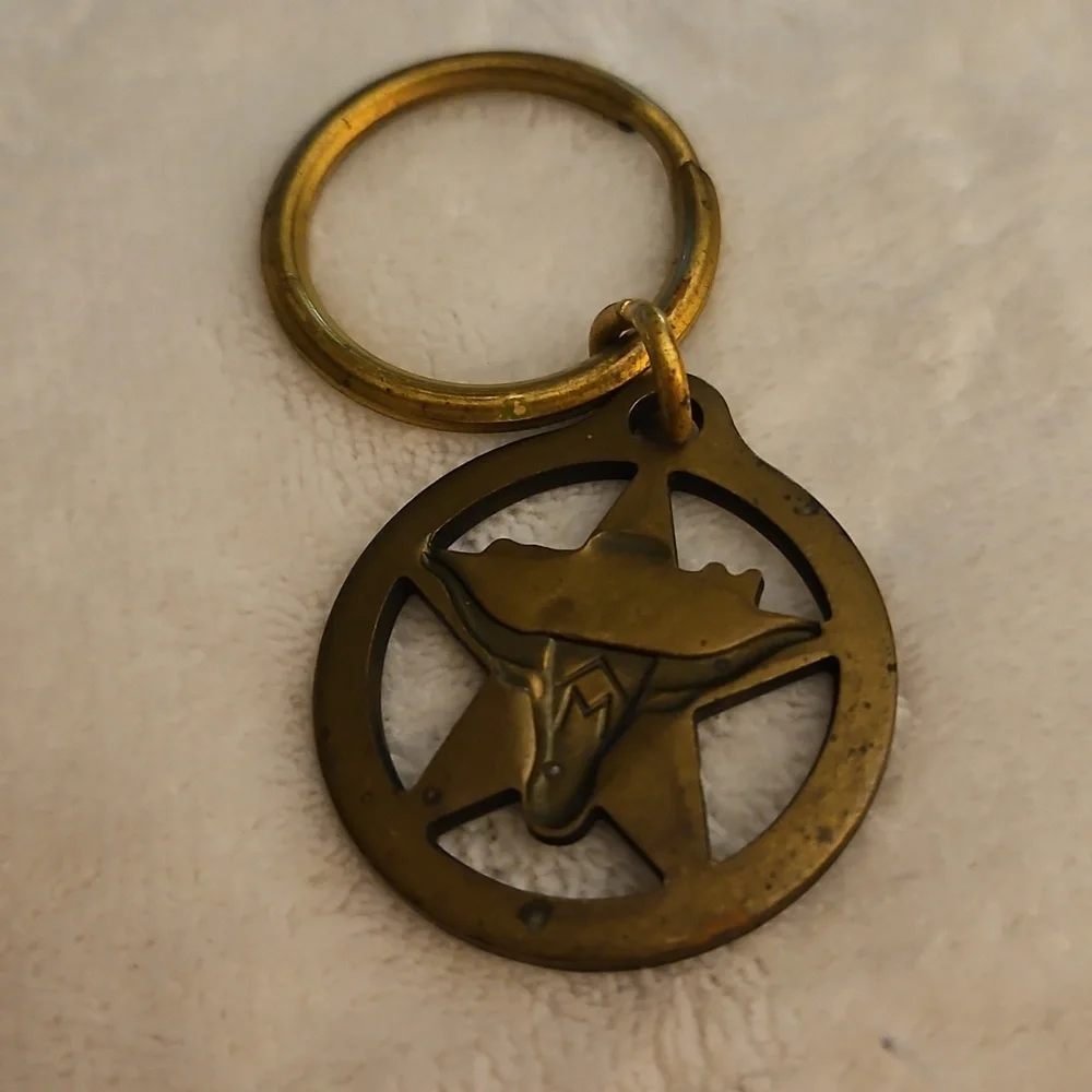 Vtg Marlboro Brass Bull Emblem Keychain